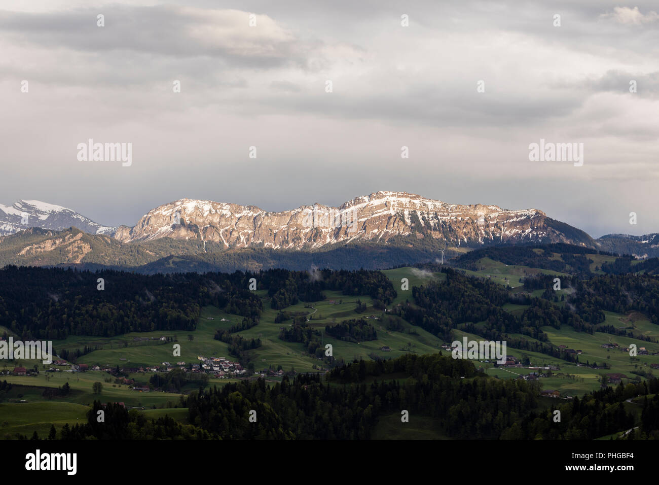 Berg Pilatus mit Schnee bleibt in der Abendsonne im Kanton Luzern, Schweiz Stockfoto