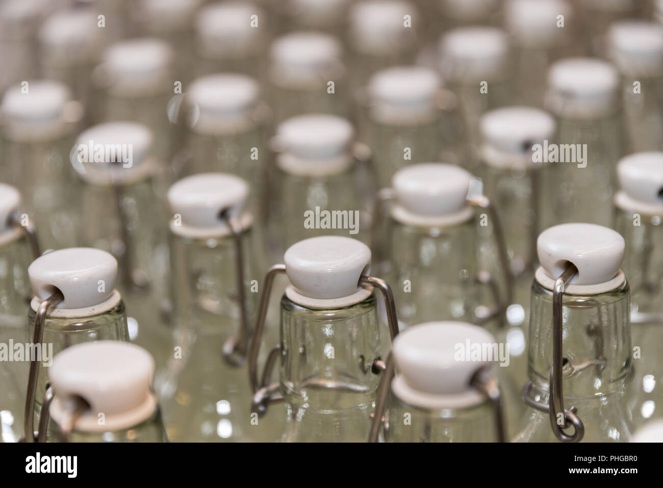 Leere Flaschen aufgereiht und gesperrt - Nahaufnahme Stockfoto