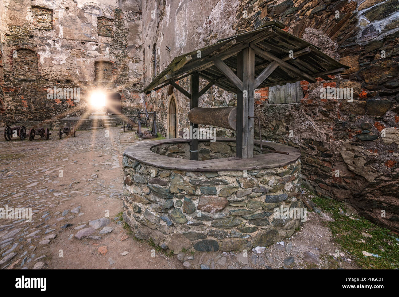 Alter Brunnen im Innenhof der mittelalterlichen Bolkow Castle Stockfoto