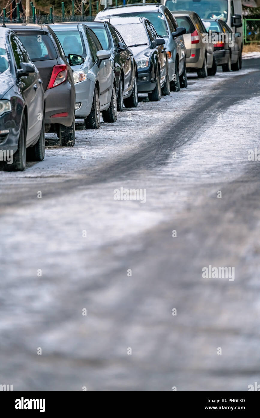Reihe von geparkten Autos am Straßenrand Stockfoto