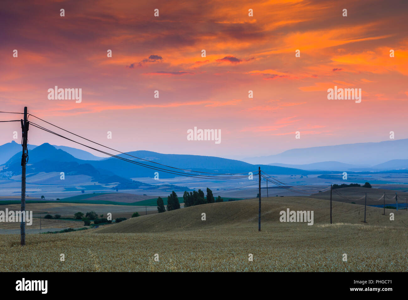 Sonnenuntergang und Müsli Ackerland. Tierra Estella. Navarra, Spanien, Europa. Stockfoto