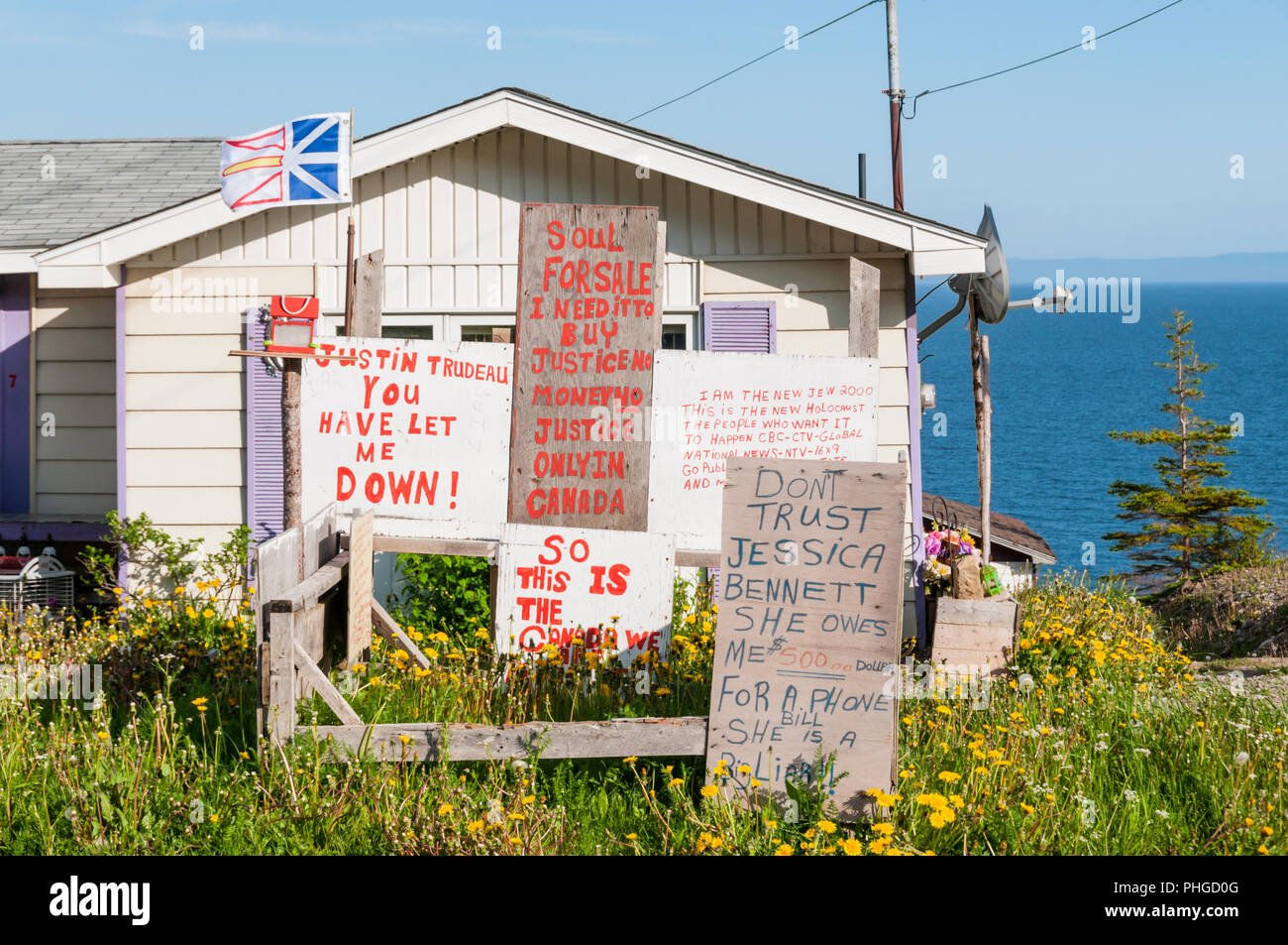 Politische Botschaften und Slogans, die außerhalb eines Hauses in Neufundland geschrieben. Stockfoto