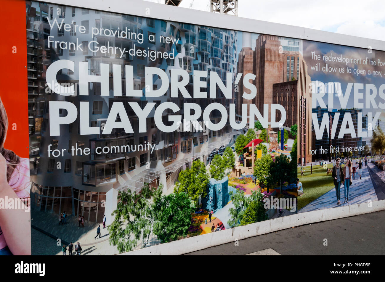 Der Bauzaun um Battersea Power Station Sanierung Website ein Kinderspielplatz von Frank Gehry entworfenen verspricht. Stockfoto