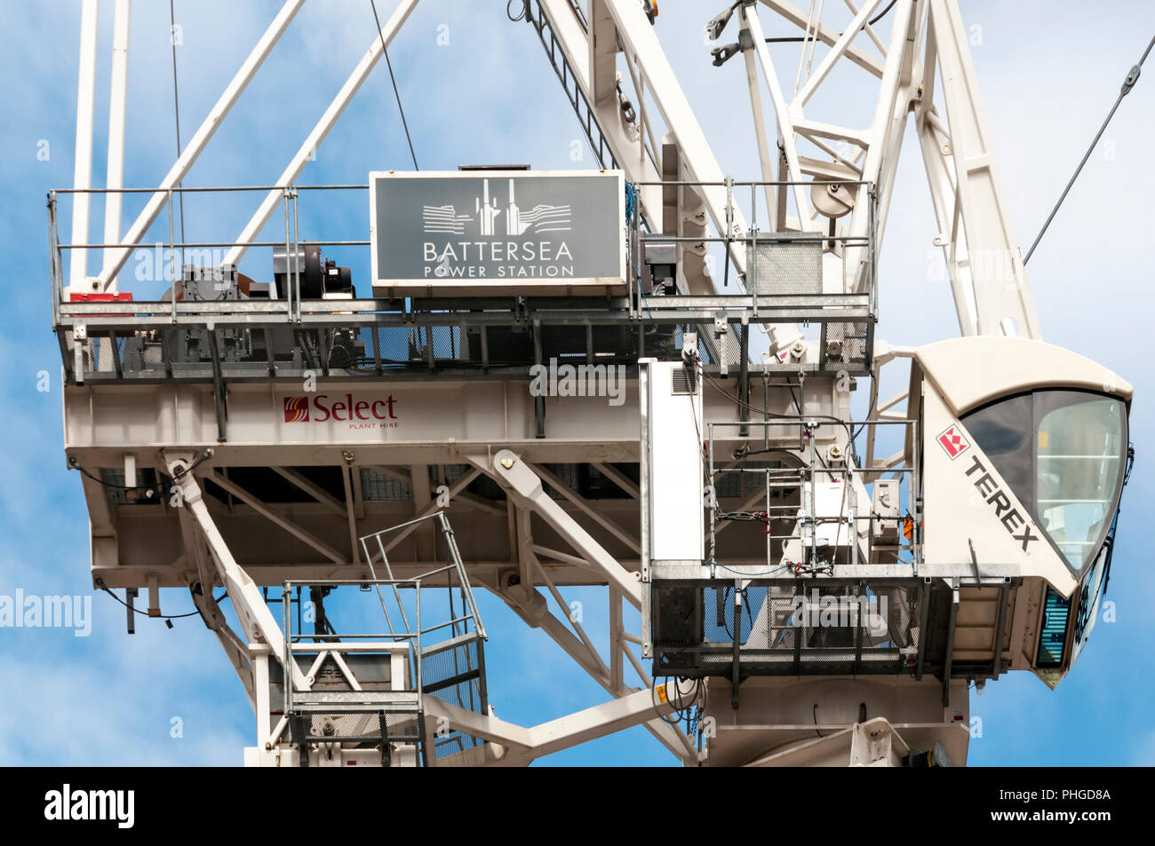 Schild an der Kabine eines Turmdrehkranes an der Battersea Power Station. Stockfoto