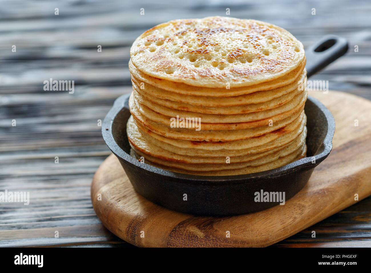 Pfannkuchen in einer gusseisernen Pfanne. Stockfoto