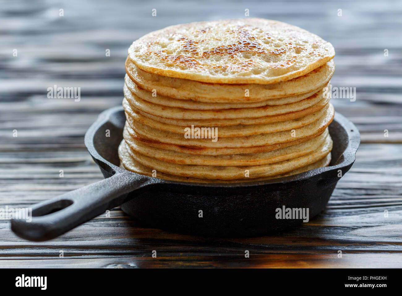 Stapel Pfannkuchen in einer gusseisernen Pfanne. Stockfoto
