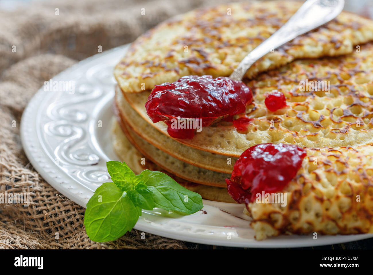 Leckere Pfannkuchen mit Beeren Marmelade. Stockfoto