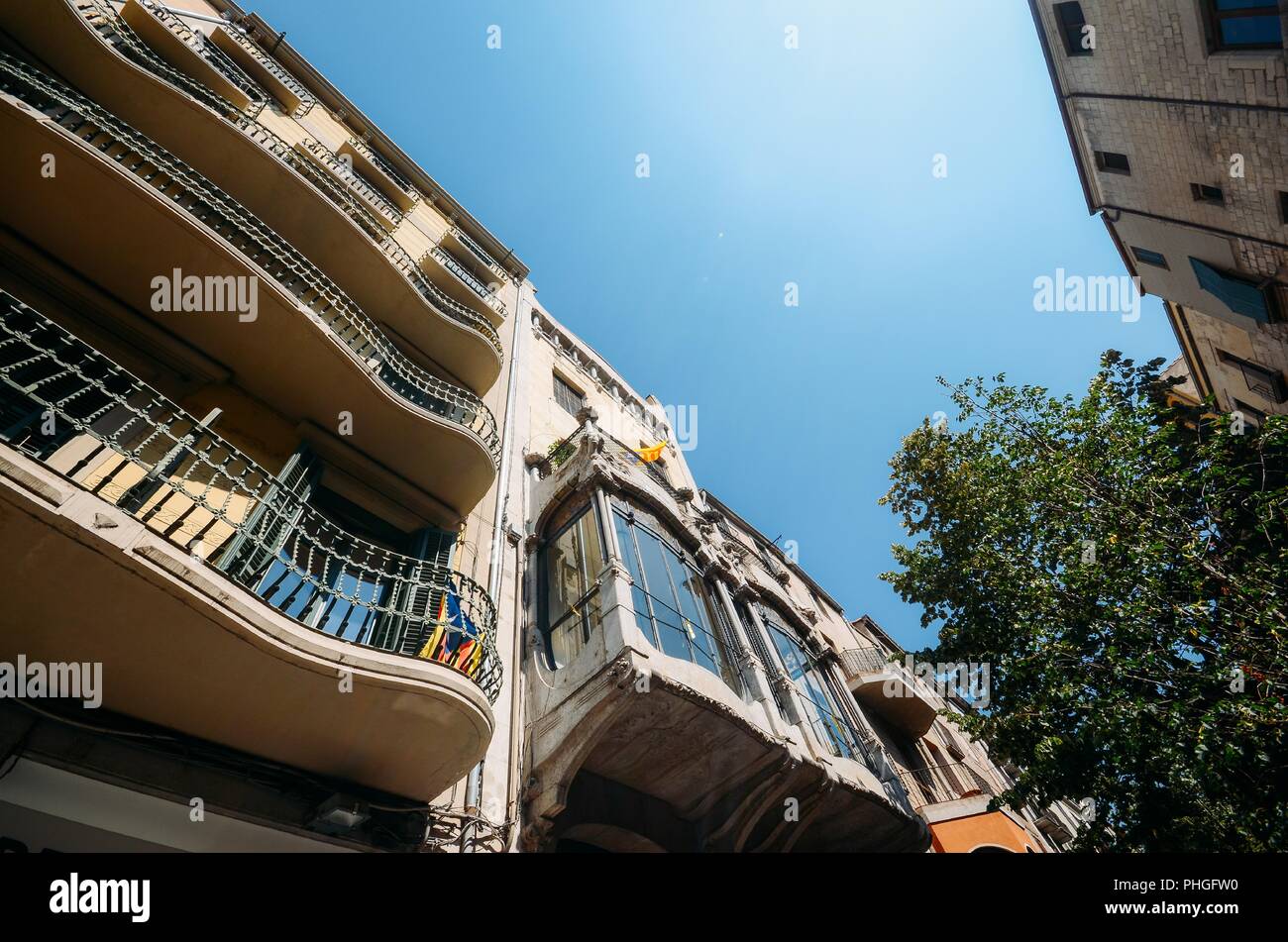 Girona, Spanien - 9. Juli 2018: Gaudi Stil katalanischen Modernismus in der Altstadt von Girona Stockfoto