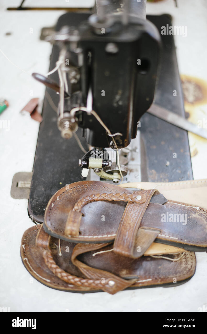 , Nähmaschine nähen Schuhe reparieren und Stockfoto