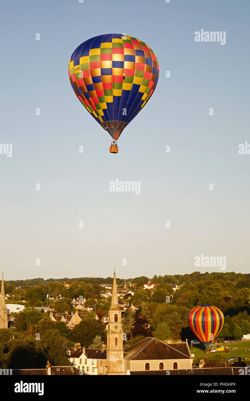 Strathaven Hot Air Balloon Festival 2018 - Kleine Stadt Unterhaltung, bunte Luftballons, bis nach oben, und entfernen Sie sie Stockfoto