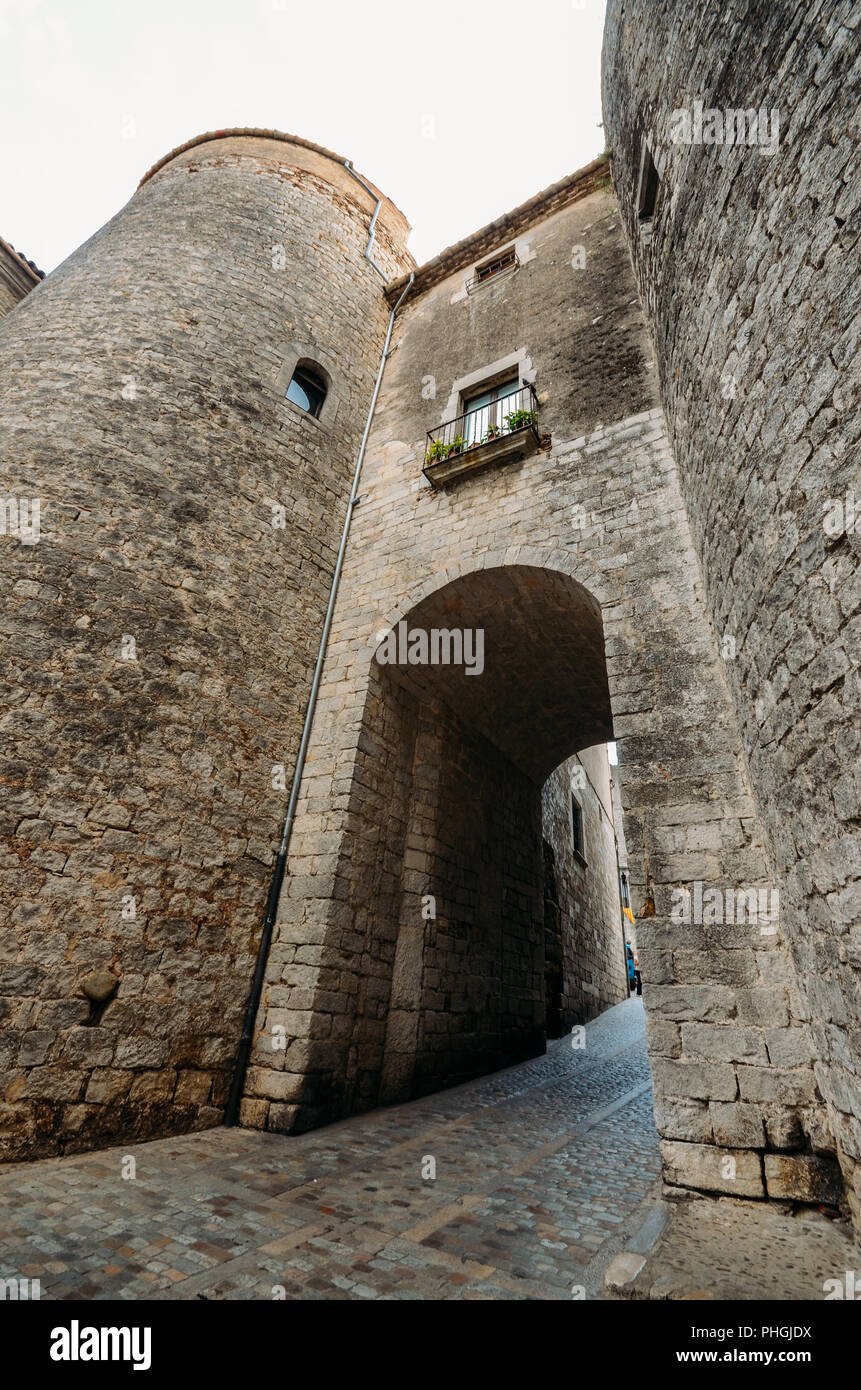 Mittelalterliche Stadtmauer Eingang in die Altstadt von Girona, Katalonien, im Nordosten Spaniens. - Ultrabreiter Betrachtungswinkel Stockfoto