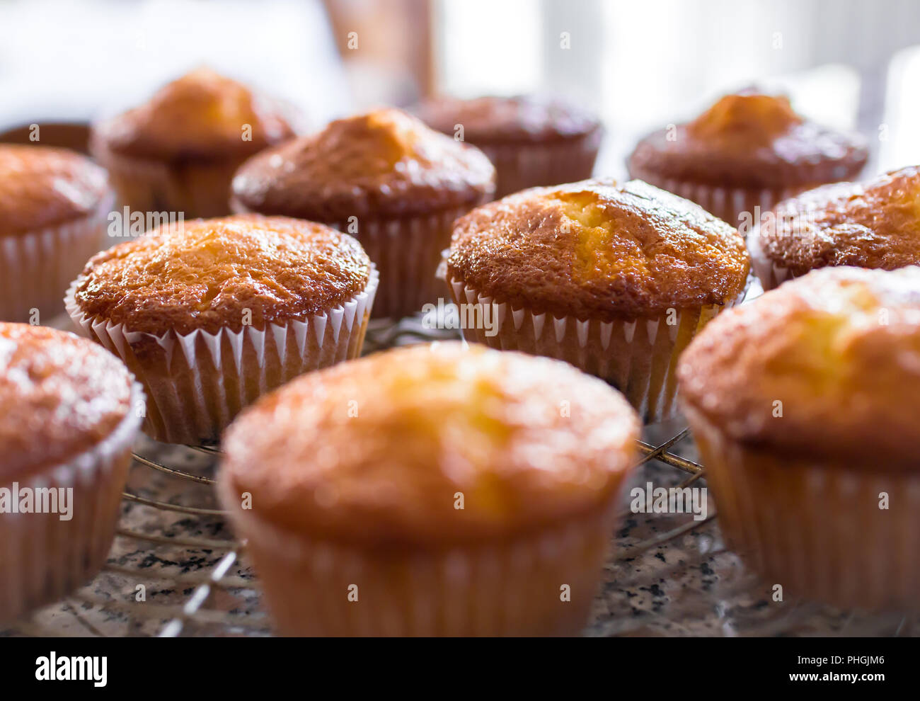 Batch an hausgemachten frisch gebackenen Kuchen oder Muffins Stockfoto