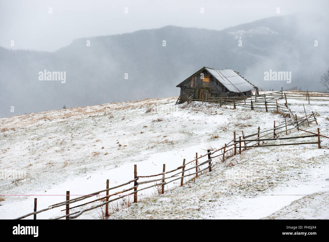 Haus in weiss Winter Berge Stockfoto