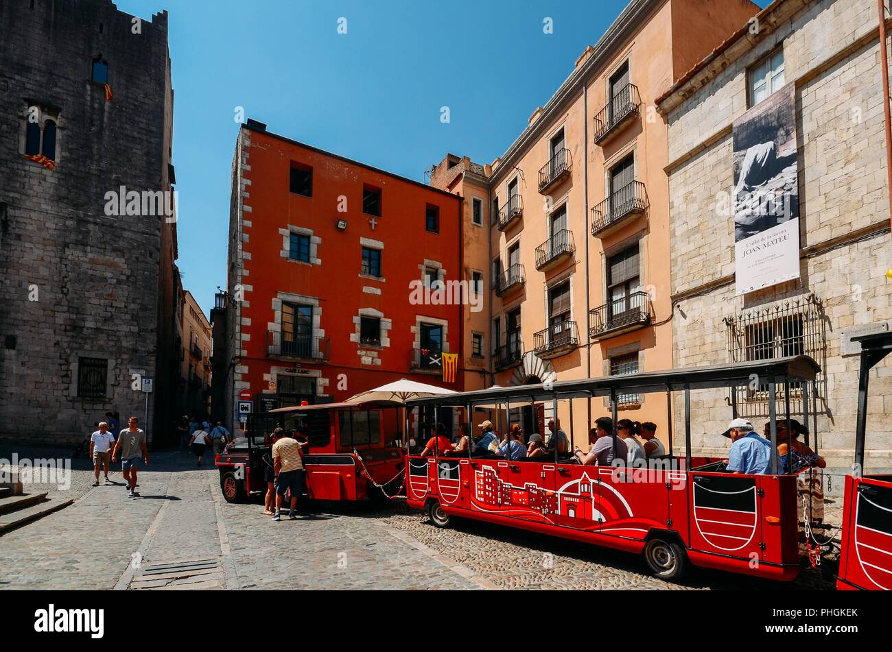 Girona, Spanien - 9. Juli 2018: Die roten touristischen Zug am Hauptplatz mit Blick auf Kathedrale der Heiligen Maria von Girona Stockfoto