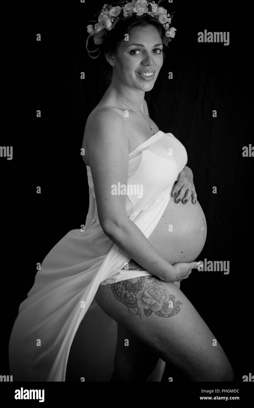 Schwarze und weiße schwangere Frau mit ihrem Stoß an Kamera Stockfoto