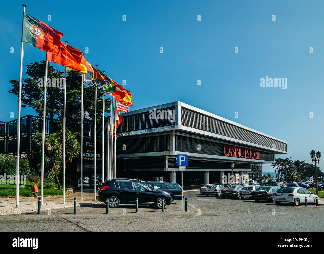 Estoril, Portugal - 30. August 2018: die Fassade der Casino Estoril in Estoril Stadt, etwas außerhalb von Lissabon. Eines der größten Casinos in Europa Stockfoto