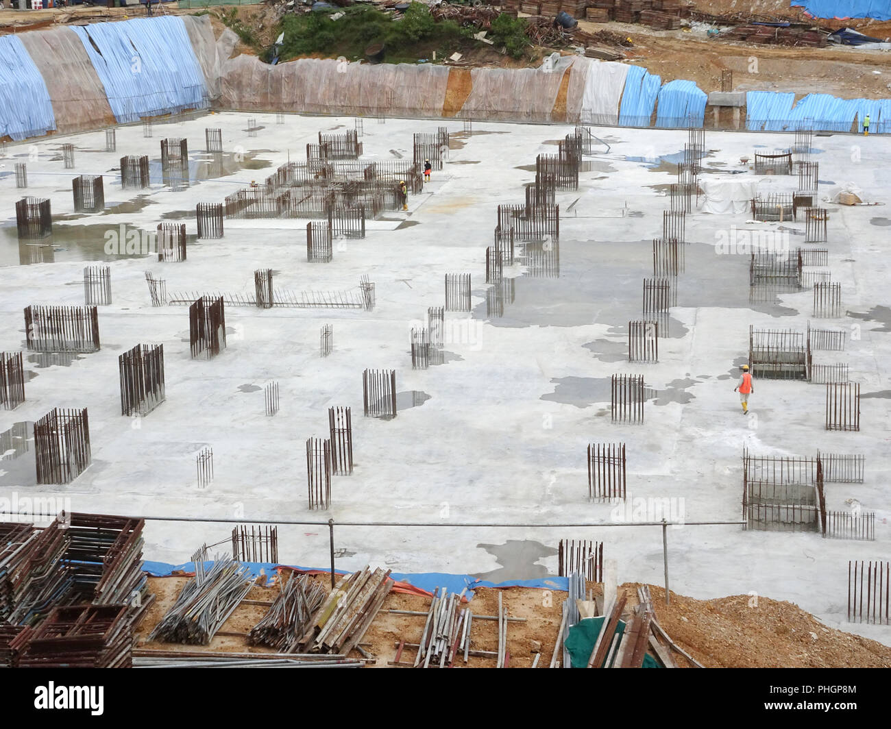 Ein Luftbild der Baustelle, wo in der Spalte aktiv auf der Platte für die nächste Stufe zur Verfügung gestellt wird. Arbeitnehmer arbeiten in Phasen. Stockfoto