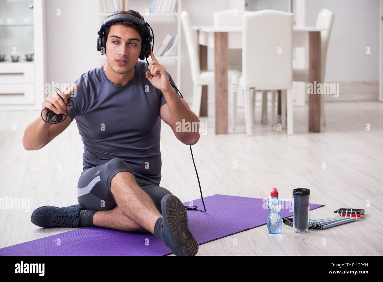 Mann Sport zu Hause und Hören von Musik Stockfoto