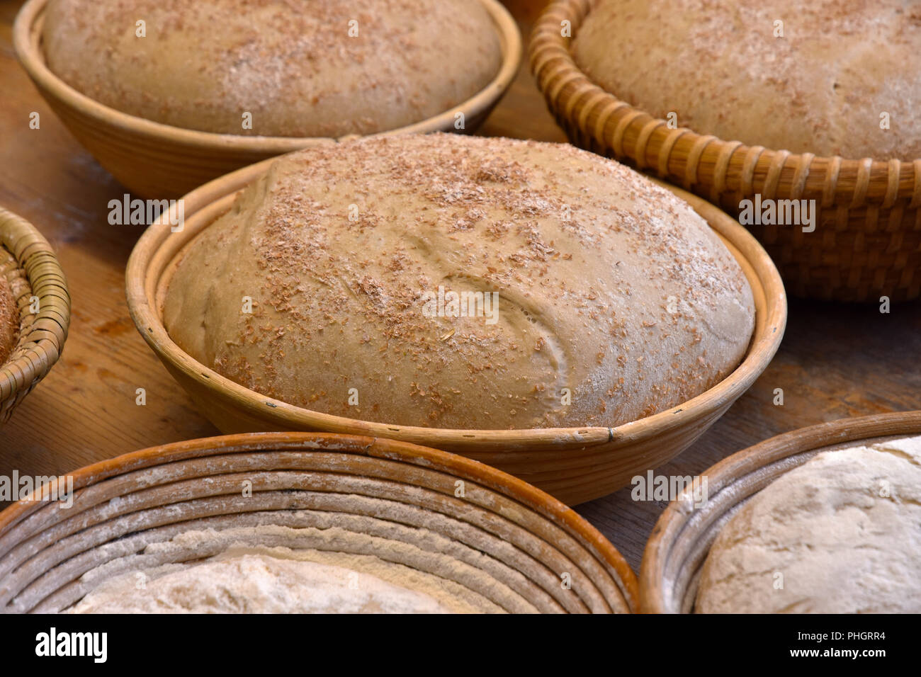 Brotteig; Brot backen; Bauernbrot; Stockfoto