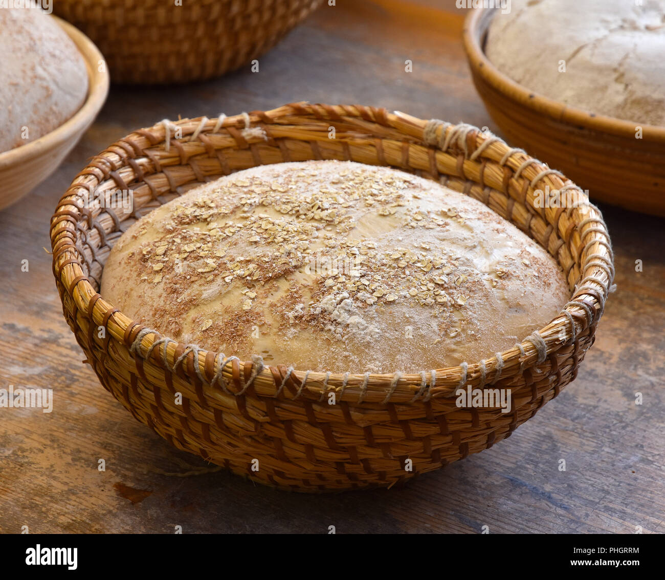 Brotteig; Brot backen; Bauernbrot; Stockfoto