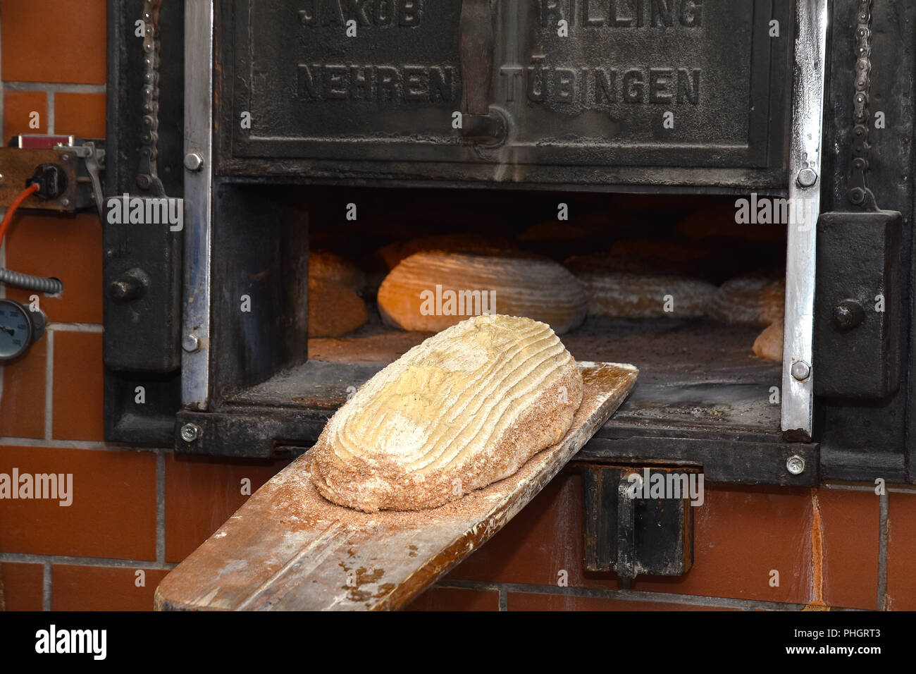 Brotteig; Brot backen; Bauernbrot; Holzofen; Stockfoto