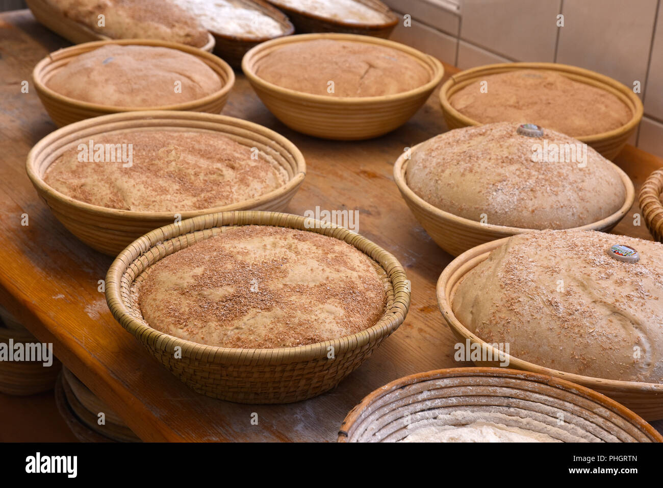 Brotteig; Brot backen; Bauernbrot; Stockfoto