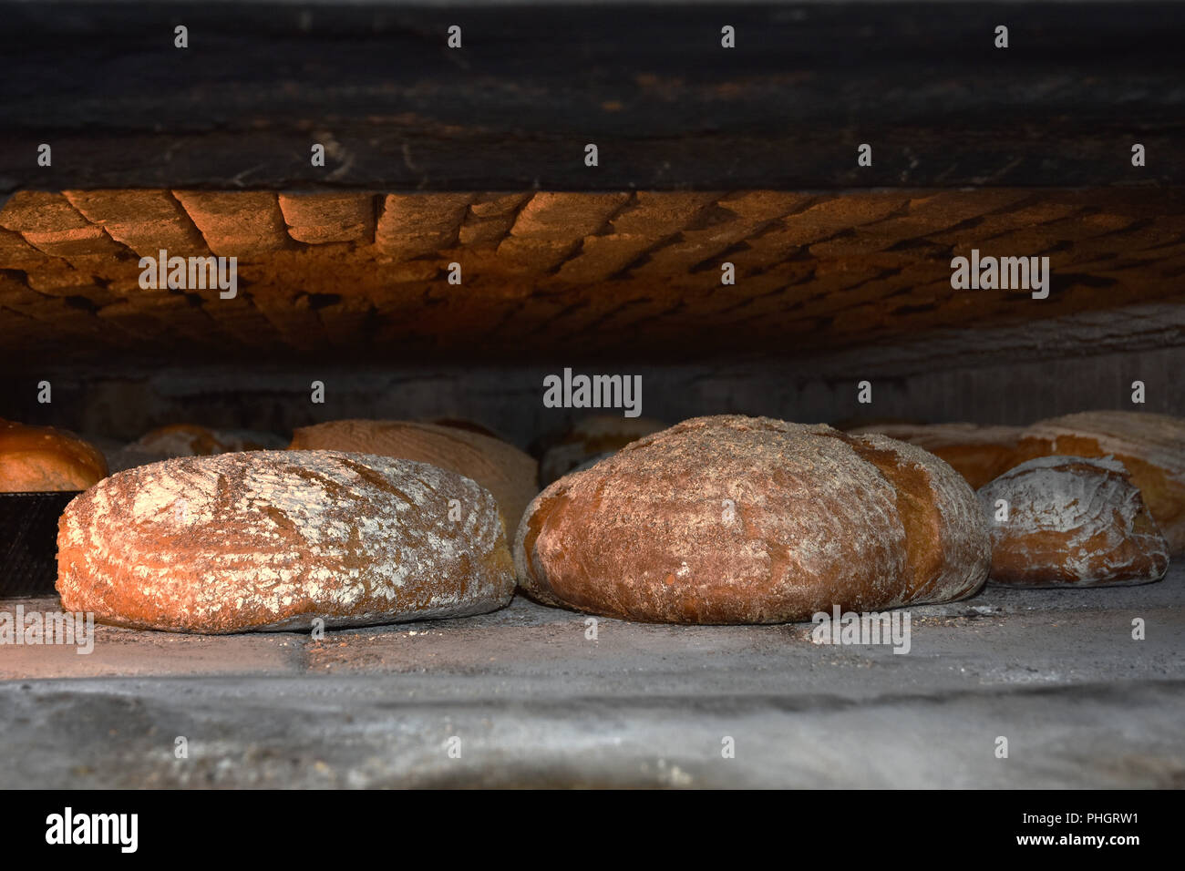 Brot, Brote; Bauernbrot; Holzofen; Backofen; Stockfoto