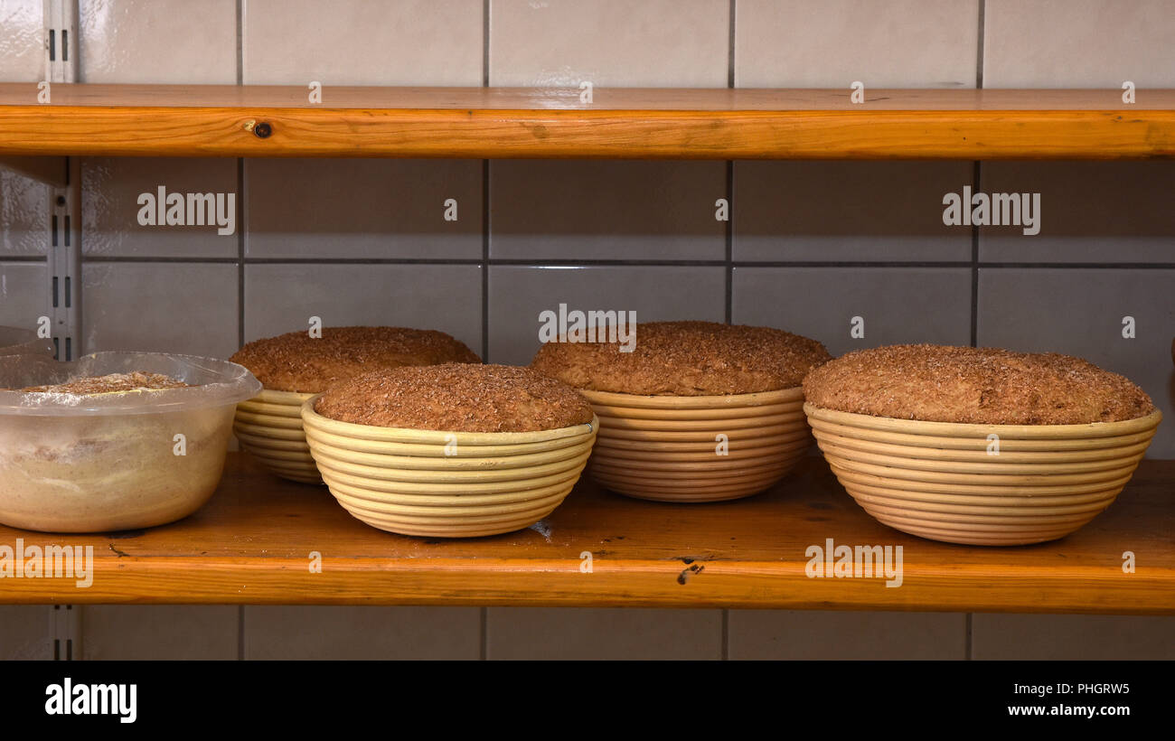 Brotteig; Brot backen; Bauernbrot; Stockfoto