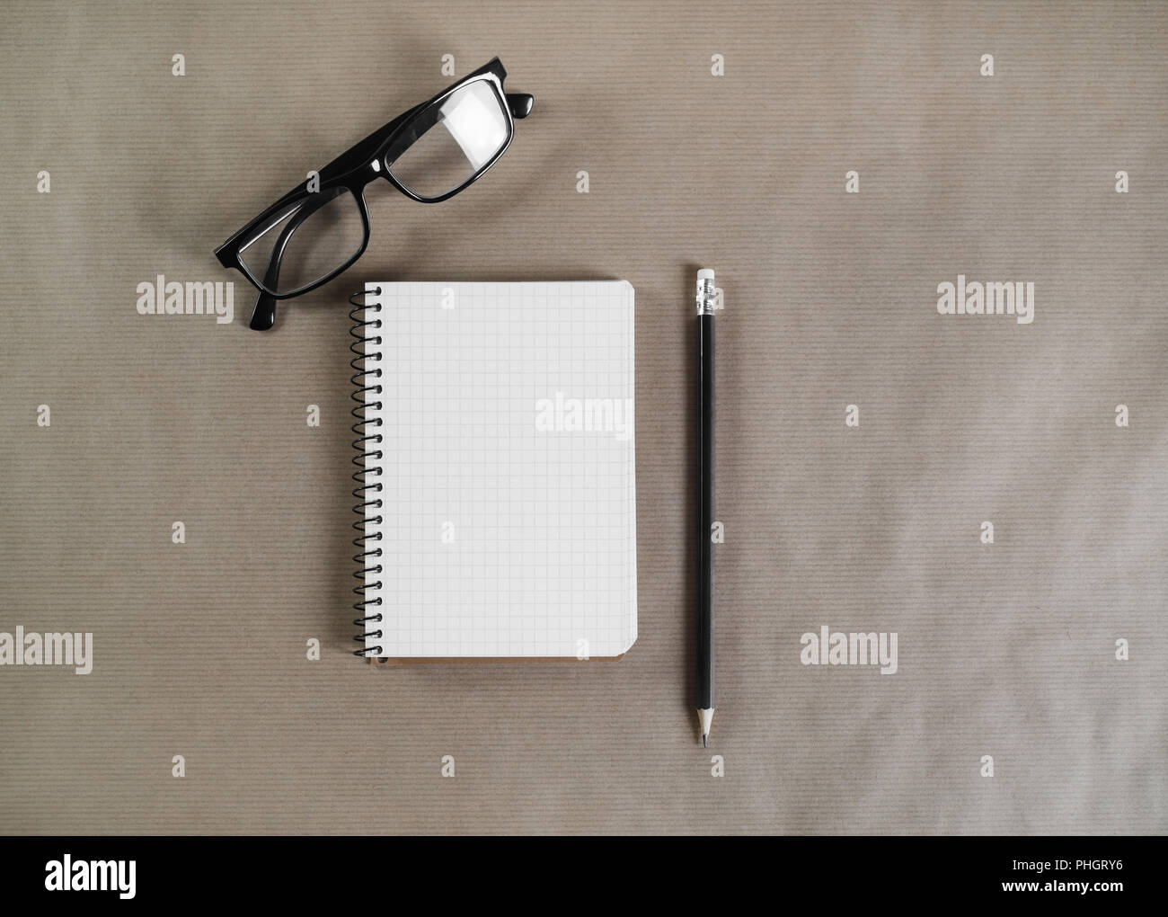 Notepad, Gläser, Bleistift Stockfoto