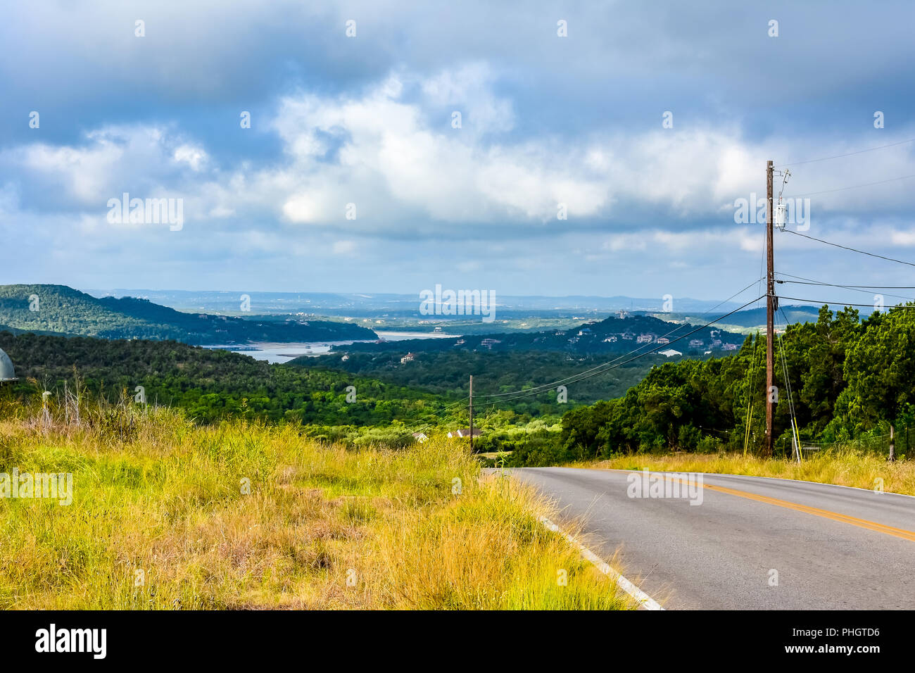 Land zurück Straße im Texas Hill Country mit Blick auf einen See, ausserhalb von Austin, TX. Stockfoto