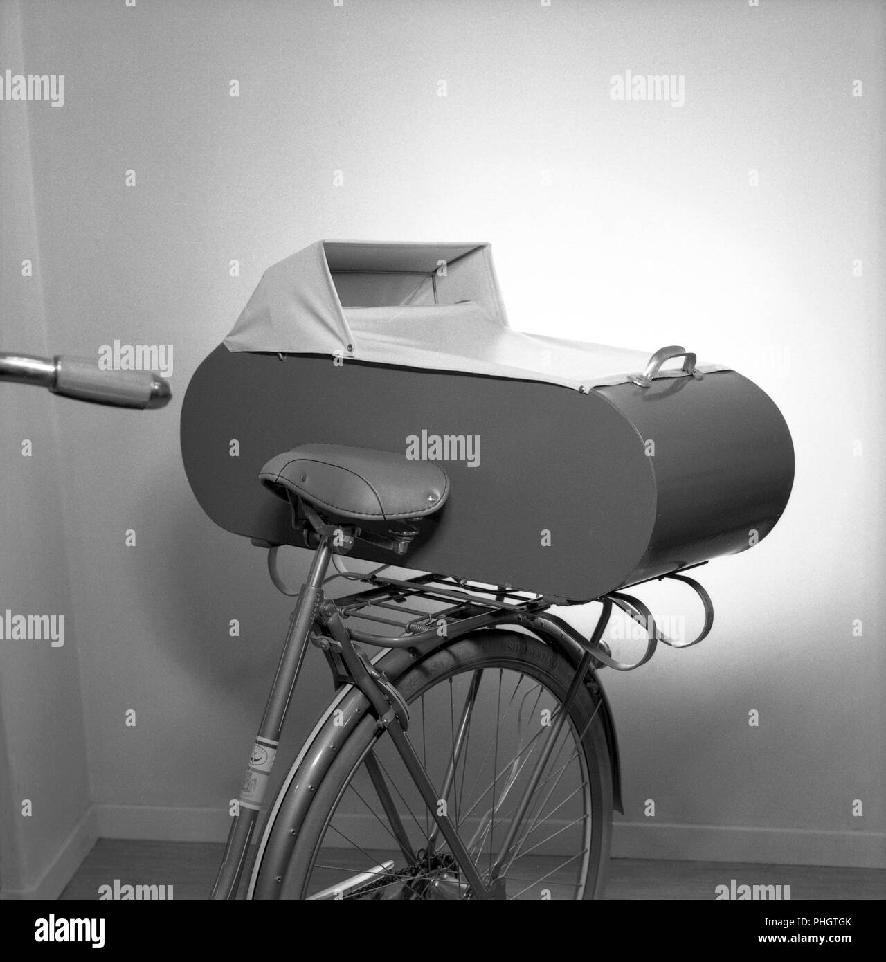 1950er Fahrrad. Eine praktische, aber ungewhnliche Kinderwagen extra  Ausrstung ist auf dem Gepcktrger eines Fahrrades montiert. Das Baby  wrde, wenn Radfahren transportiert werden. Schweden 1952 Ref 2161  Stockfotografie - Alamy
