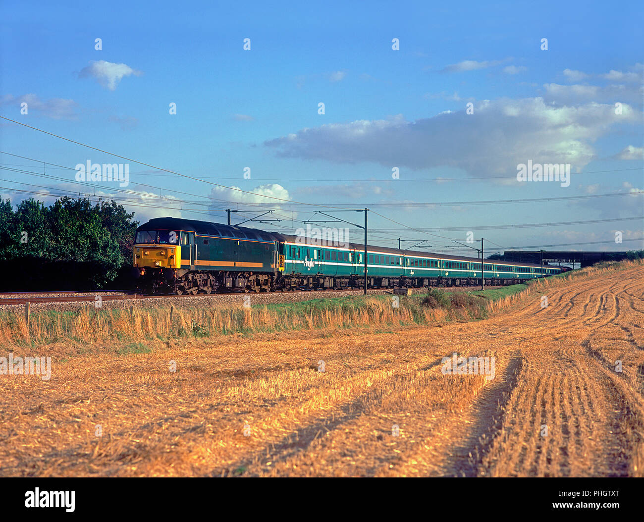 Eine Klasse 47 Diesellok Reihe 47813 arbeiten ein umgeleiteter Anglia service Littlebury am 31. August 2004. Stockfoto