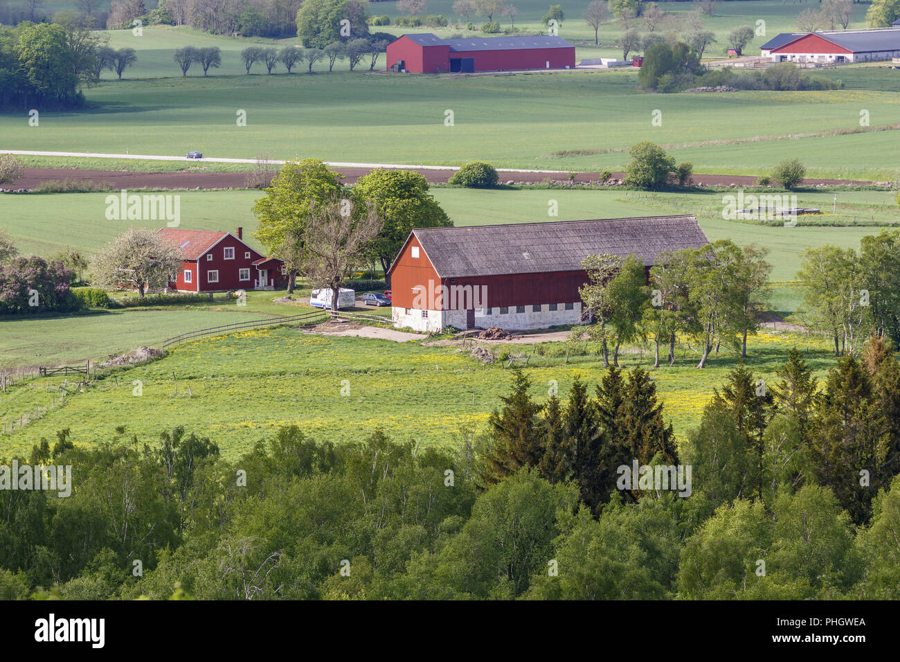 Ländliche Aussicht auf einen Bauernhof und Felder Stockfoto