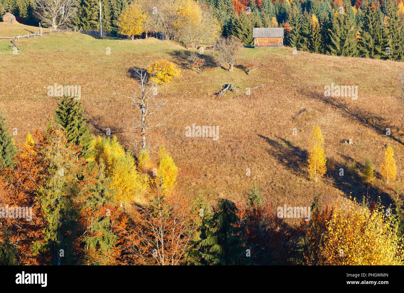 Herbst karpatischen Dorf, Ukraine. Stockfoto