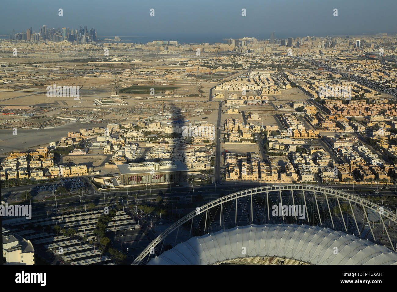 Katar, Doha, Kalifa International Stadium und Skyline Stockfoto