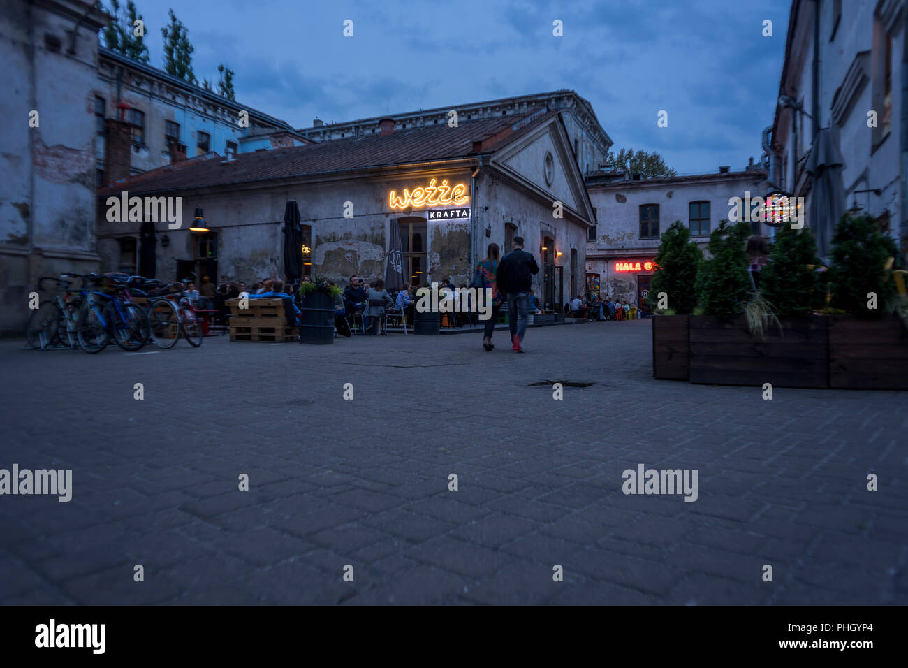 "Stadt in der Stadt" ist eine Tytano abandond Tabakfabrik in Krakau, wo Cafes, Pubs, Restaurants und kulturellen Organisationen in die Menschen bewegt zu geben Stockfoto