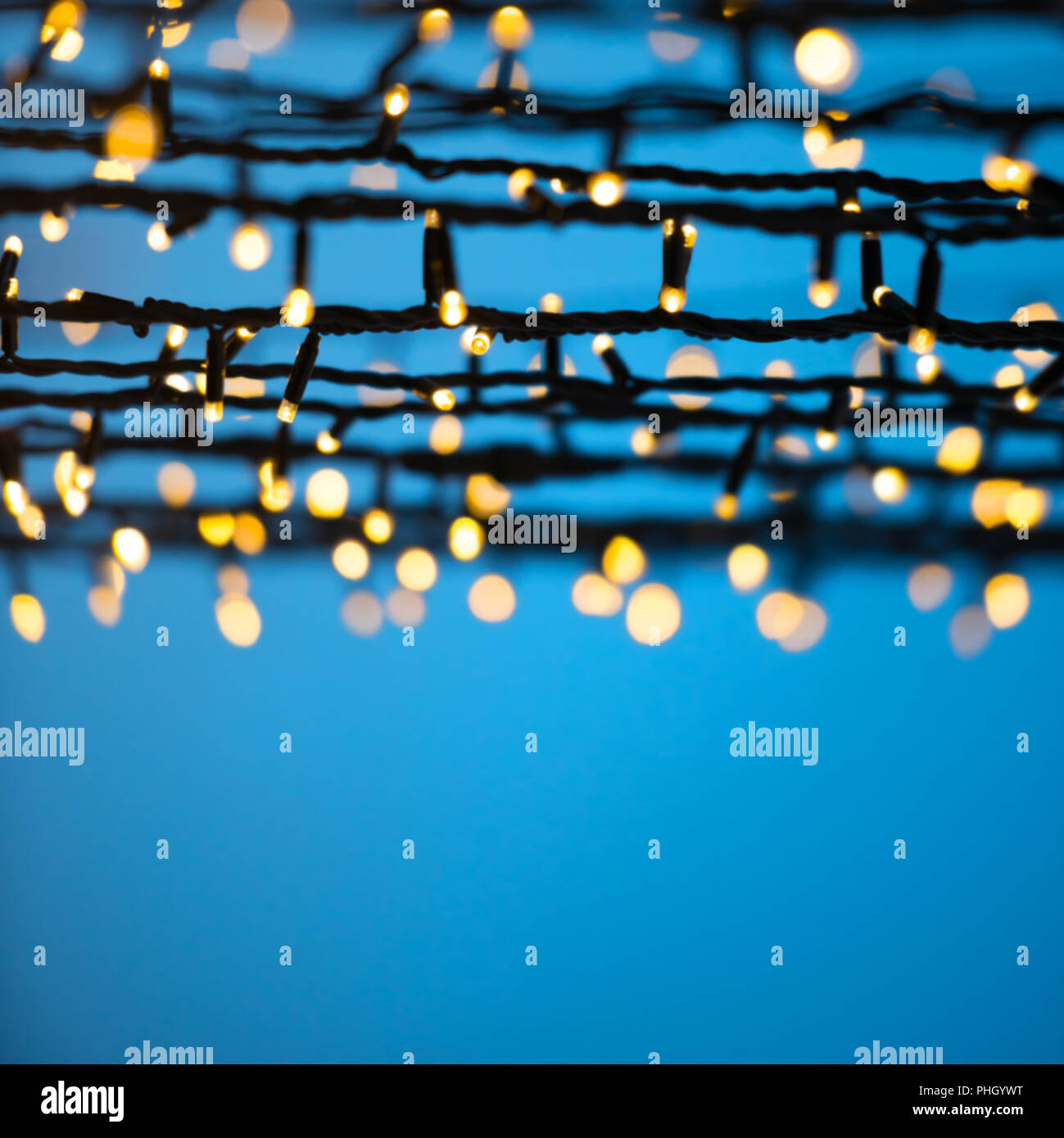 Weihnachtsbeleuchtung über blauen Nachthimmel Stockfoto