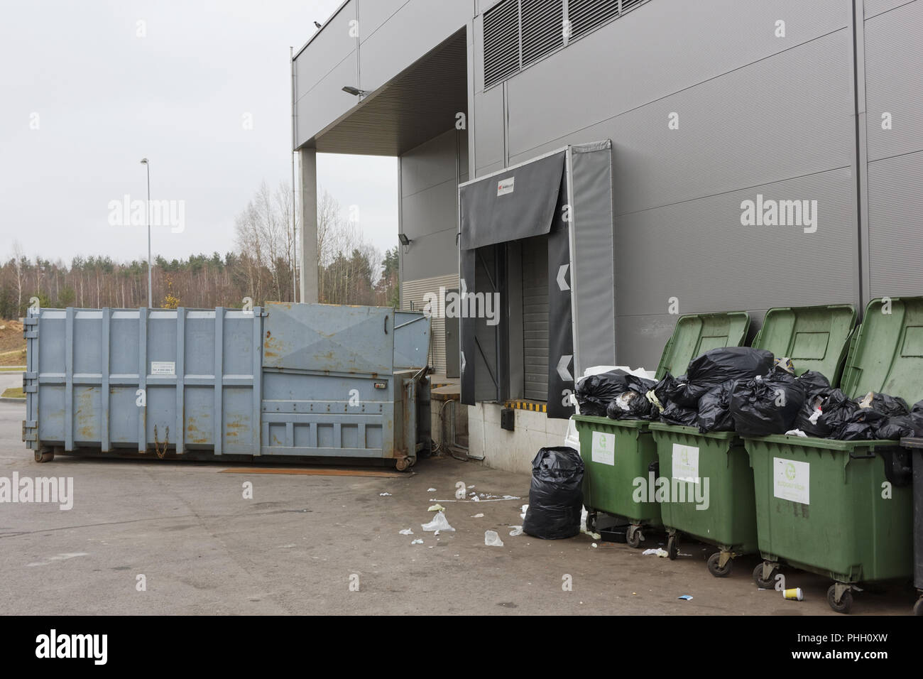 Müllhalde und Container in der Nähe shop Stockfoto