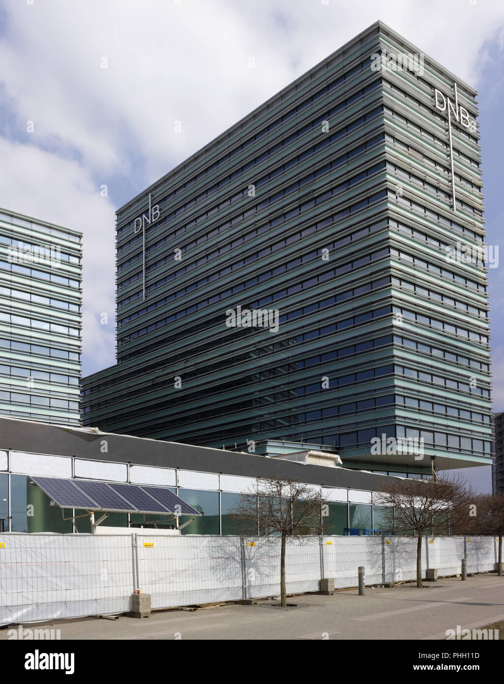 Solar Panel eingesetzt, die sich in Bank Bürogebäude Stockfoto