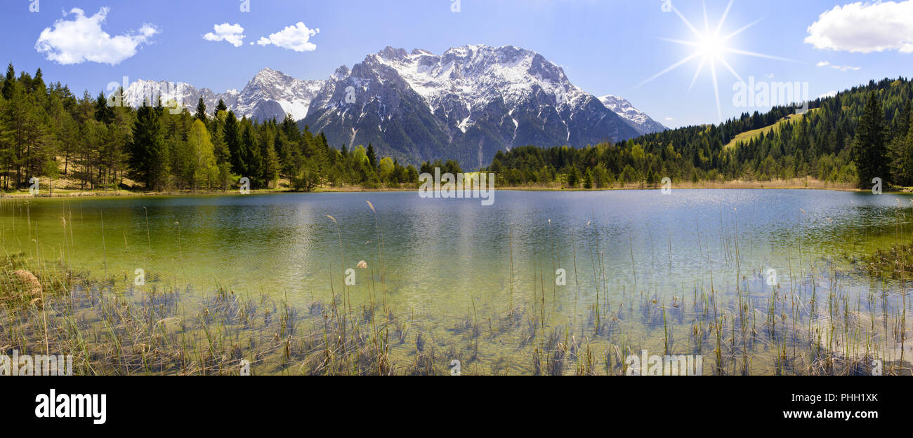 Panorama-Landschaft in Bayern mit Alpen Berge Spiegelung im See Stockfoto