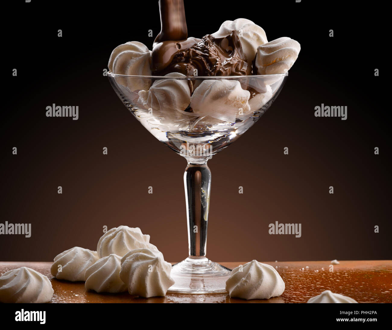 Raffinierte Baiser und Schokolade Schale Stockfoto