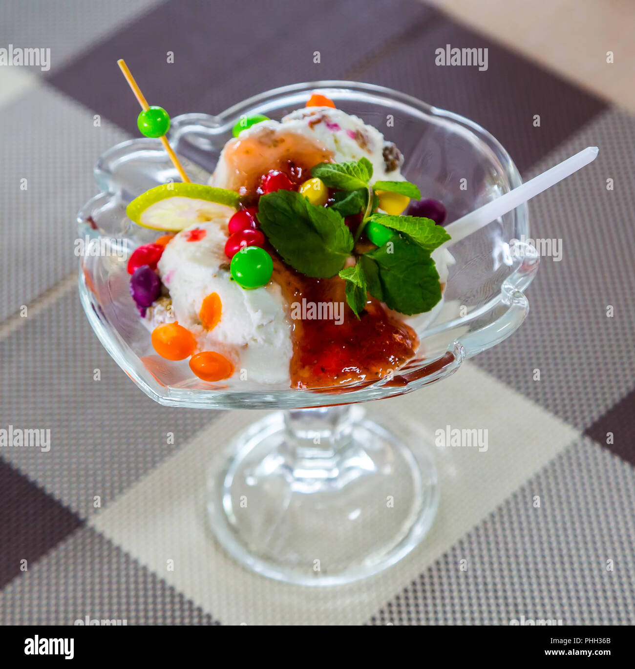 Eisbecher mit Obst Stockfoto
