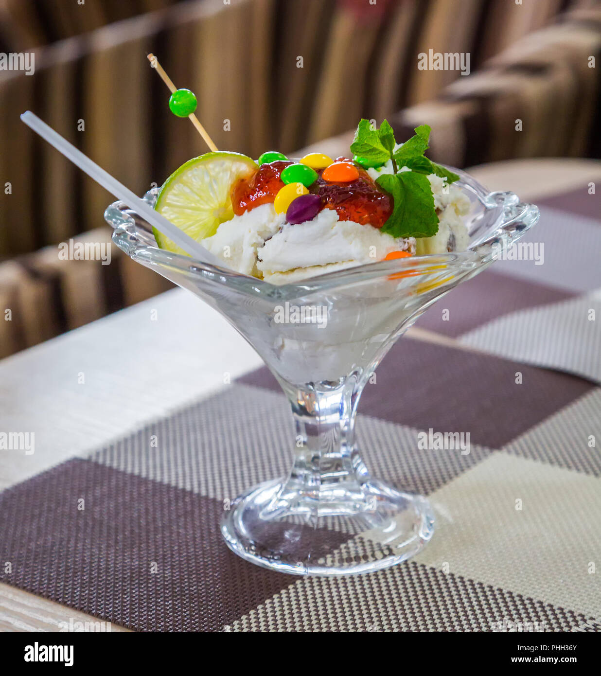 Eisbecher mit Obst Stockfoto