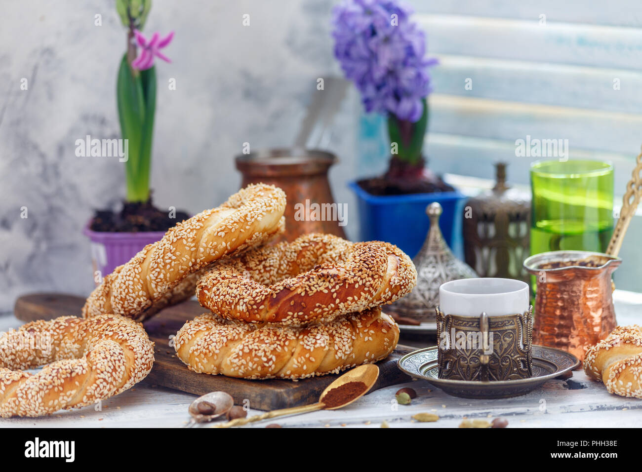 Türkische Bagels mit Sesam und Kaffee zum Frühstück. Stockfoto