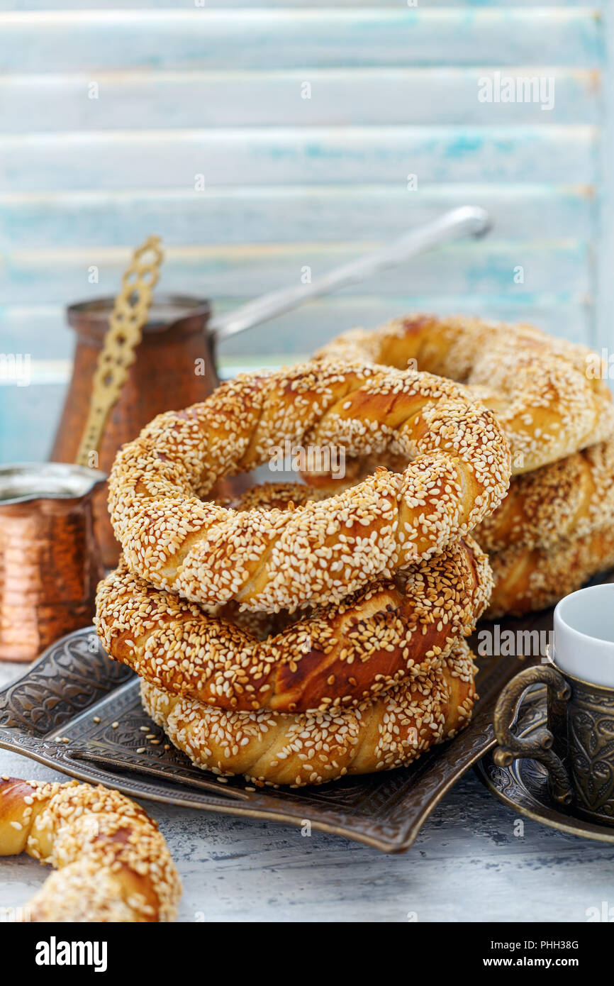 Türkische Simit Bagels mit Sesam auf eine Bronze Fach. Stockfoto