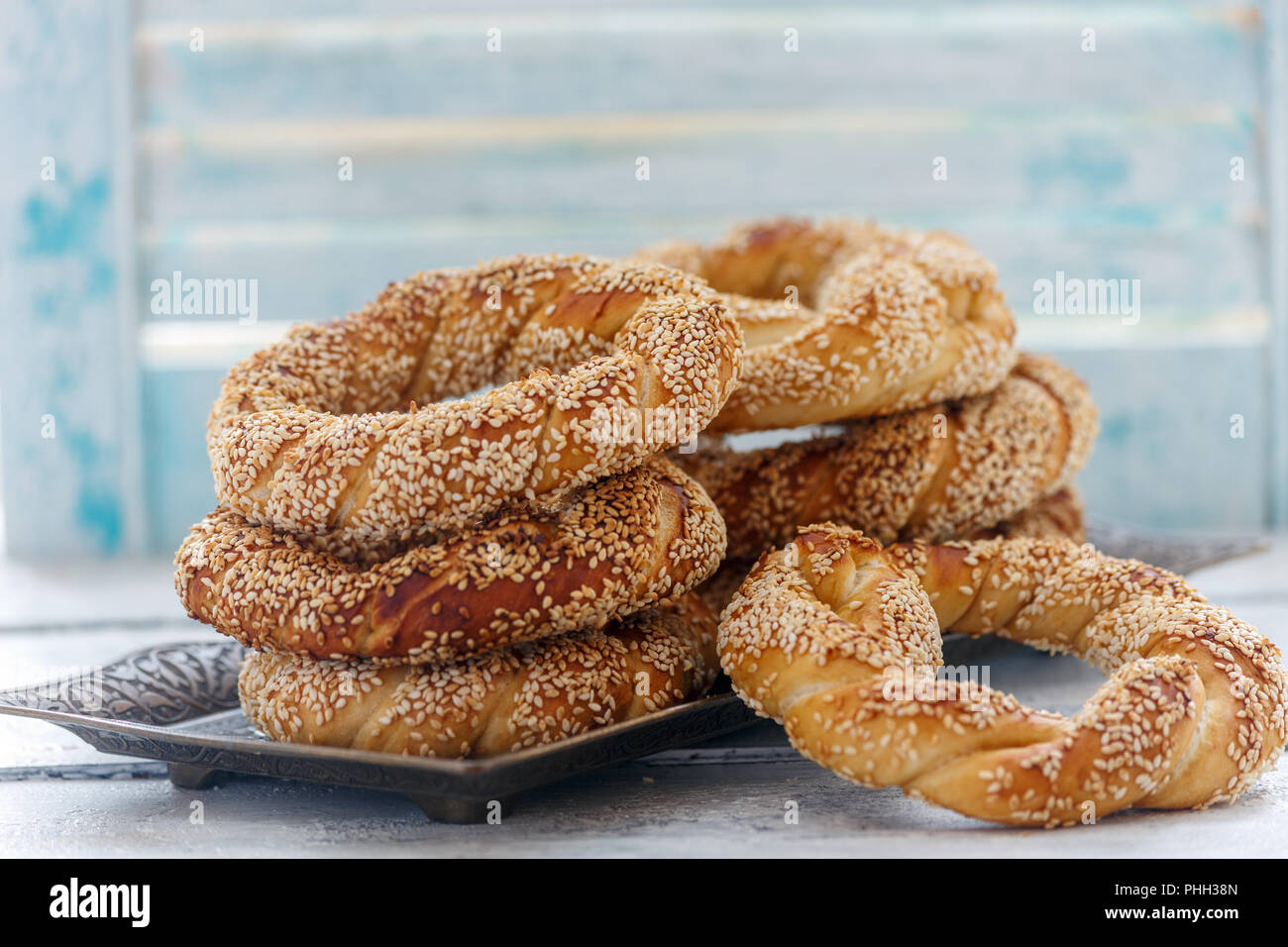 Türkische Bagels (simit) mit Sesam. Stockfoto
