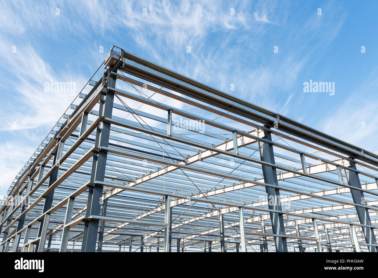 Struktur aus Stahl Workshop mit blauer Himmel Stockfoto