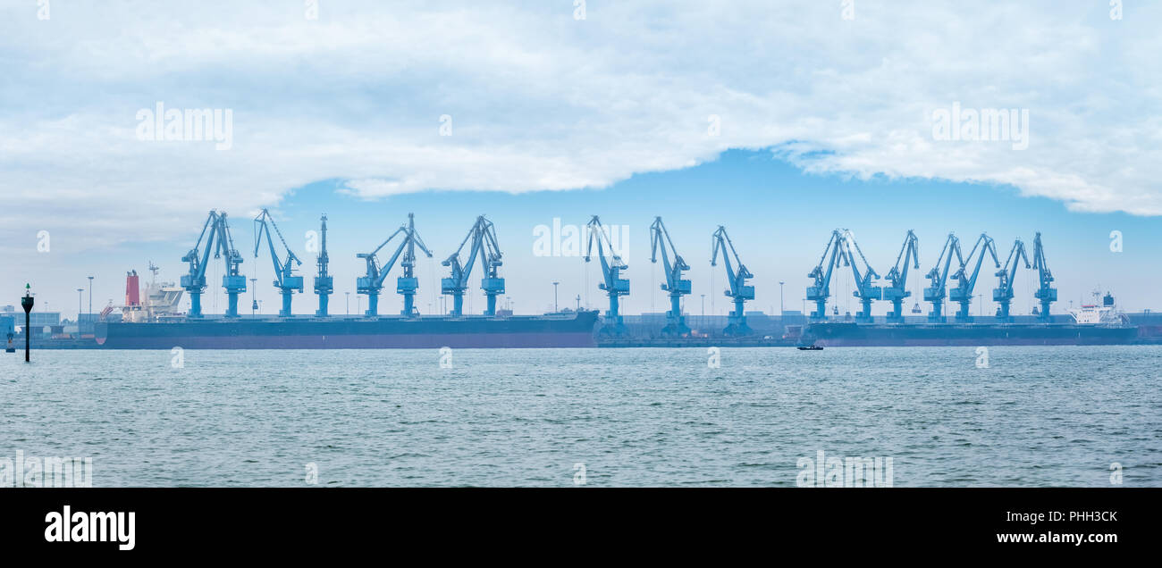 Rotary aufhängungsart Krane auf Seehafen Stockfoto