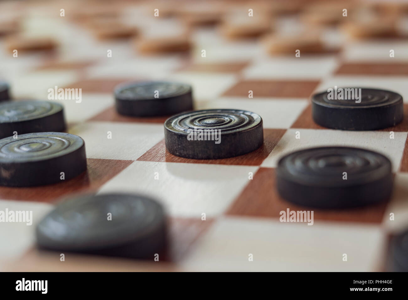 Dies ist eine hölzerne Checkers Board mit schwarzen und weißen Bauern spiel Setup bereit zu spielen Stockfoto