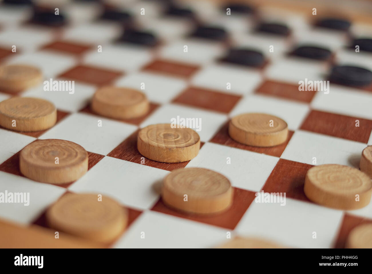 Dies ist eine hölzerne Checkers Board mit schwarzen und weißen Bauern spiel Setup bereit zu spielen Stockfoto